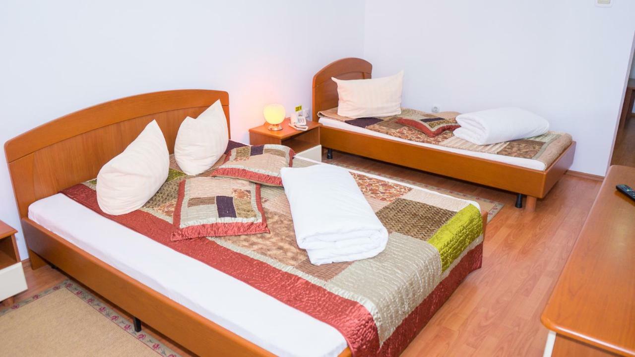 Hotel Tex Club Botoşani エクステリア 写真