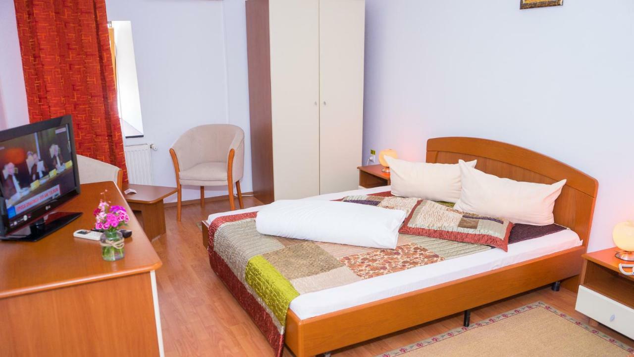 Hotel Tex Club Botoşani エクステリア 写真