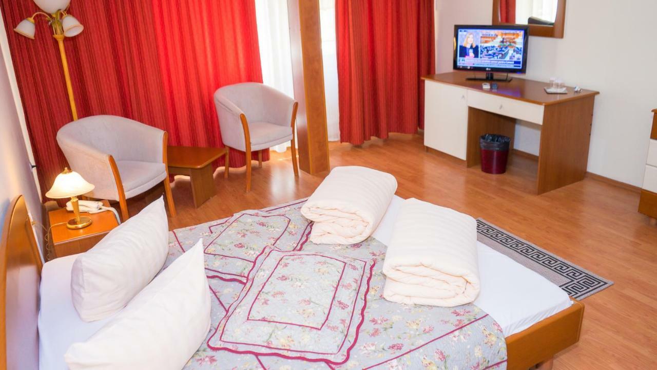 Hotel Tex Club Botoşani エクステリア 写真
